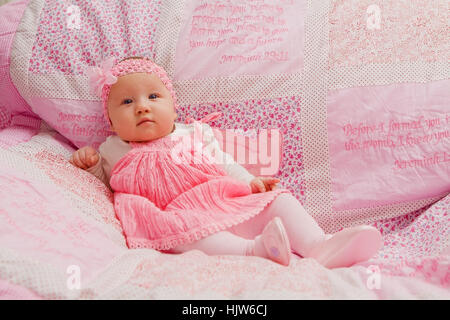 Baby girl sur rose couverture avec versets bibliques Banque D'Images