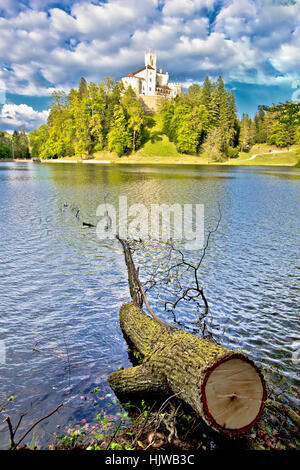 Château Trakoscan au-dessus du magnifique lac dans la région de Zagorje Croatie Banque D'Images