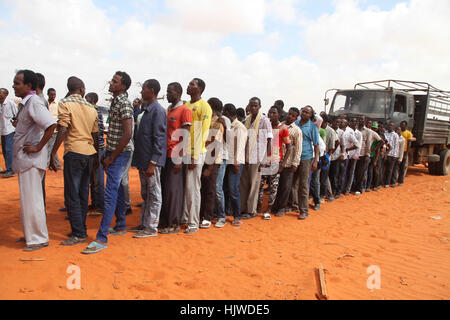 De nouvelles recrues pour l'Administration intérimaire de Jubbaland (IJA) s'alignent pour un contrôle de sécurité à Kismayo École de formation de la police au cours de l'exercice de vérification en Somalie le 21 décembre 2016. Barut Mohamed Banque D'Images