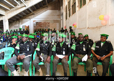 Des officiers de police constitués nigérians servant dans l’AMISOM assistent à une cérémonie d’adieu à Mogadiscio le 2 janvier 2017, marquant l’achèvement de leur tour de service. La cérémonie a souligné leur contribution aux efforts de maintien de la paix de la Somalie. AMISOM photo / Omar Abdisalan Banque D'Images