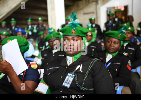 Des membres de l'unité de police constituée nigériane servant dans l'AMISOM assistent à une cérémonie d'adieu à Mogadiscio le 2 janvier 2017, marquant l'achèvement de leur mission en Somalie. Banque D'Images