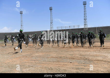 Des policiers nigérians servant avec l’AMISOM participent à un défilé d’exercices à Mogadiscio le 2 janvier 2017, marquant la fin de leur tournée de mission. Les officiers ont participé aux efforts de maintien de la paix et de sécurité pendant leur déploiement. Banque D'Images