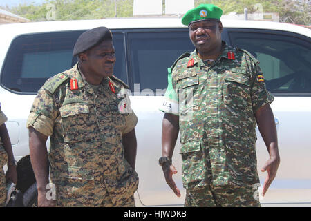 Le brigadier Sam Okiding, commandant du contingent ougandais de l'AMISOM, informe le général Katumba Wamala, chef des Forces de défense ougandaises, lors de sa visite de trois jours à Mogadiscio le 2 janvier 2017. Raymond Baguma. Banque D'Images