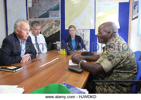 Le 2 janvier 2017, le général Katumba Wamala, chef des forces de défense de l’Ouganda, a rencontré Michael Keating, le RSSG des Nations Unies pour la Somalie, lors d’une visite de trois jours à Mogadiscio. La réunion s'est concentrée sur le renforcement de la coopération entre l'Ouganda et l'ONU en Somalie. Banque D'Images