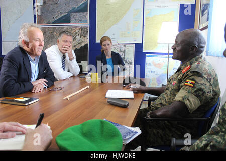Le général Katumba Wamala, Chef des Forces de défense de l’Ouganda, rencontre Michael Keating, Représentant spécial du Secrétaire général des Nations Unies pour la Somalie, lors de sa visite à Mogadiscio, en Somalie, le 2 janvier 2017. Banque D'Images