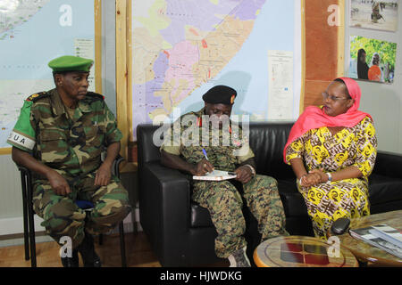 Le 2 janvier 2017, le général Katumba Wamala, chef des forces de défense ougandaises, a rencontré Lydia Wanyoto et le lieutenant général Osman Noor Soubagleh en Somalie lors d'une visite de travail de trois jours. Il a signé un livre de visiteurs dans le cadre de ses engagements avec la direction de l'AMISOM. Raymond Baguma Banque D'Images