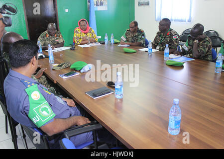 Le général Katumba Wamala, Chef des Forces de défense de l'Ouganda, rencontre de hauts responsables de l'AMISOM lors d'une visite de travail de trois jours à Mogadiscio, en Somalie, à partir du 2 janvier 2017. La visite visait à renforcer le soutien de l'Ouganda à la mission de l'AMISOM en Somalie et à discuter de la coordination de la sécurité. AMISOM photo / Raymond Baguma. Banque D'Images