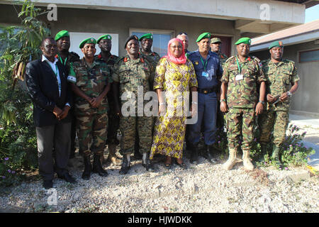 Le général Katumba Wamala, chef des Forces de défense de l'Ouganda, pose pour une photo de groupe avec des responsables de l'AMISOM le 2 janvier 2017, lors de sa visite de trois jours en Somalie. Sa visite était axée sur le renforcement de la coopération militaire entre les forces ougandaises et celles de l'AMISOM déployées en Somalie. / Raymond Baguma Banque D'Images