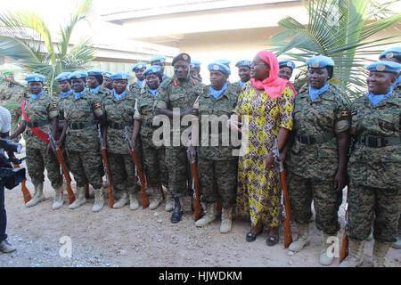 Le 2 janvier 2017, le général Katumba Wamala, chef des Forces de défense de l’Ouganda, a posé pour une photo de groupe avec des femmes militaires ougandaises servant dans l’unité de garde des Nations Unies (UNGU) en Somalie. Gen. Katumba était en visite de travail de trois jours en Somalie. Raymond Baguma. Banque D'Images