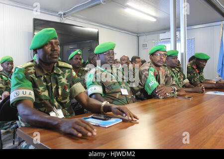 Des officiers supérieurs de l'AMISOM ont rencontré le général Katumba Wamala, chef des Forces de défense des Forces de défense du peuple ougandais, à Mogadiscio, en Somalie, le 3 janvier 2017. La réunion visait à renforcer la coopération militaire entre l'AMISOM et les FDPO. Photo de Raymond Baguma. Banque D'Images