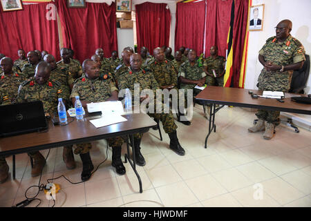 Le général Katumba Wamala, chef des forces de défense de l'Ouganda, s'adresse à des officiers supérieurs lors d'une cérémonie à Mogadiscio le 3 janvier 2017. L'événement a accueilli le brigadier Kayanja Muhanga en tant que nouveau commandant des troupes ougandaises de l'AMISOM. AMISOM photo de Raymond Baguma. Banque D'Images