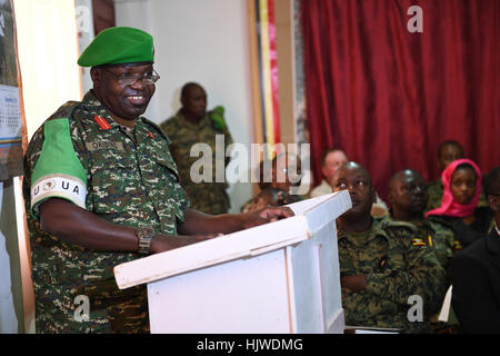 Le brigadier Sam Okiding, commandant sortant du contingent ougandais de l’AMISOM, prend la parole lors de la cérémonie de remise au brigadier Kayanja Muhanga à Mogadiscio, en Somalie, le 3 janvier 2017. Banque D'Images