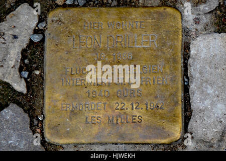 Stolperstein (pierre d'achoppement) dans les rues de Berlin.Noms des personnes qui vivaient dans les bâtiments voisins pris par les Nazis Banque D'Images