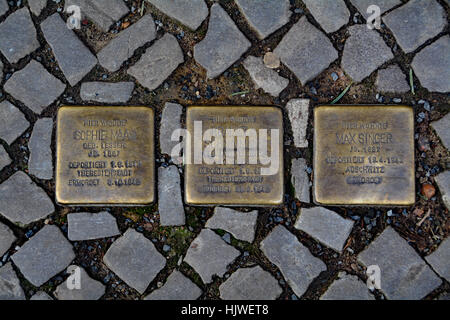 Stolperstein (pierre d'achoppement) dans les rues de Berlin.Noms des personnes qui vivaient dans les bâtiments voisins pris par les Nazis Banque D'Images