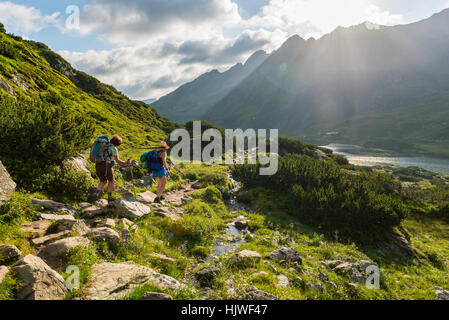 Deux randonneurs sur un sentier dans la matinée, Giglachseen, Tauern de Schladming, Schladming, Styrie, Autriche Banque D'Images