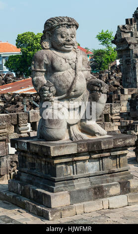 Statue en face de temple de Prambanan, Prambanan Kecamatan, Khétt Siĕm Réab, Java Tengah, Java, Indonésie Banque D'Images