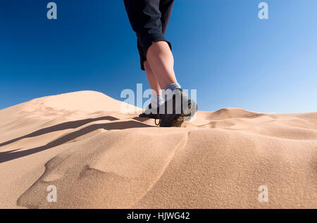 Randonneur sur une dune, Coral Pink Sand Dunes State Park, Utah, USA Banque D'Images