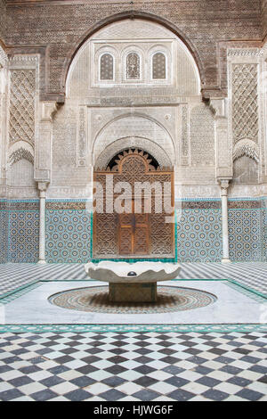 Bassin d'eau dans la Médersa Attarine, centre historique, Medina, Fes, Maroc Banque D'Images