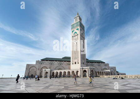 Les enfants jouer en face de la Mosquée Hassan II, Casablanca, Maroc Banque D'Images