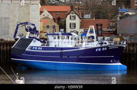 La Daystar, nouvellement construit et lancé un chalutier de crevettes dans le port de Whitby. Banque D'Images