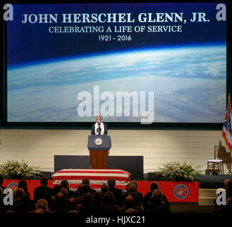 Pasteur de l'Église presbytérienne de Broad Street Amy Miracle se félicite de la famille, les amis et dignitaires lors d'une célébration de la vie de l'ancien astronaute et sénateur américain John Glenn, Samedi, Décembre 17, 2016 à l'Ohio State University, Columbus dans l'Auditorium Mershon. Banque D'Images