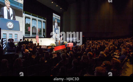 Pasteur de l'Église presbytérienne de Broad Street Amy Miracle parle au cours d'une célébration de la vie de l'ancien astronaute et sénateur américain John Glenn, Samedi, Décembre 17, 2016 à l'Ohio State University, Columbus dans l'Auditorium Mershon. Banque D'Images