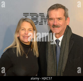 L'administrateur adjoint de la NASA Dava Newman et l'astronaute canadien Chris Hadfield arrivent sur le tapis rouge pour la célébration mondiale du film "chiffres cachés" au théâtre, SVA Samedi, 10 décembre 2016 à New York. Le film est basé sur le livre du même titre, par Margot Lee Shetterly, et raconte la vie de Katherine, Dorothy Johnson Vaughan et Mary Jackson -- les femmes afro-américaines travaillant à la NASA comme "les droits de l'ordinateurs", qui ont été essentiels à la réussite de l'amitié de John Glenn 7 mission en 1962. Banque D'Images