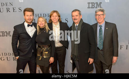 L'acteur américain Glen Powell, gauche, administrateur adjoint de la NASA Dava Newman, United States Chief Technology Officer (CTO) Megan Smith, l'astronaute canadien Chris Hadfield, Historien en chef de la NASA, Bill Barry, tous arriver sur le tapis rouge pour la célébration mondiale du film "chiffres cachés" au théâtre, SVA Samedi, 10 décembre 2016 à New York. Le film est basé sur le livre du même titre, par Margot Lee Shetterly, et raconte la vie de Katherine, Dorothy Johnson Vaughan et Mary Jackson -- les femmes afro-américaines travaillant à la NASA comme "les droits de l'ordinateurs", qui ont été cruciales pour le succès Banque D'Images