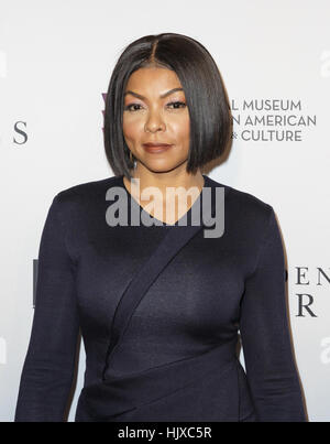 Actrice et chanteuse américaine Taraji P. Henson arrive sur le tapis rouge pour la projection du film "chiffres cachés" au Smithsonian's National Museum of African American History and Culture, mercredi, 14 décembre 2016 à Washington DC. Le film est basé sur le livre du même titre, par Margot Lee Shetterly, et raconte la vie de Katherine, Dorothy Johnson Vaughan et Mary Jackson -- les femmes afro-américaines travaillant à la NASA comme "les droits de l'ordinateurs", qui ont été essentiels à la réussite de l'amitié de John Glenn 7 mission en 1962. Banque D'Images