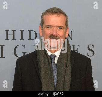 L'astronaute canadien Chris Hadfield arrive sur le tapis rouge pour la célébration mondiale du film "chiffres cachés" au théâtre, SVA Samedi, 10 décembre 2016 à New York. Le film est basé sur le livre du même titre, par Margot Lee Shetterly, et raconte la vie de Katherine, Dorothy Johnson Vaughan et Mary Jackson -- les femmes afro-américaines travaillant à la NASA comme "les droits de l'ordinateurs", qui ont été essentiels à la réussite de l'amitié de John Glenn 7 mission en 1962. Banque D'Images