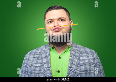 Dude cook avec spaghetti dans tshirt vert et de l'enveloppe dans une cage Banque D'Images