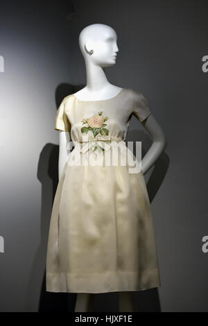 Hubert de Givenchy ( Couturier ) France 1960 robe en soie incarné Audrey Hepburn ( Movie Star ) Royaume Uni Banque D'Images