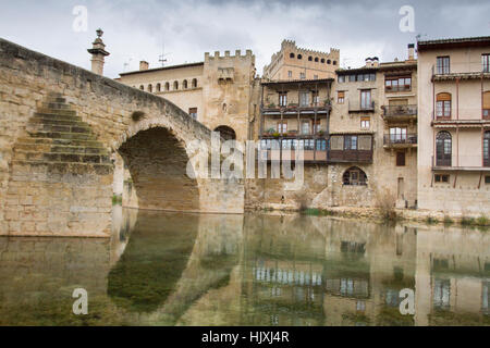 Pont de pierre de Valderrobres, connu sous le nom de "Puente de piedra de Valderrobres' dans la province de Teruel, Aragon, Espagne. Banque D'Images