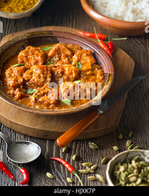 Un délicieux curry de poisson fait maison avec le piment, la coriandre, et du riz basmati. Banque D'Images