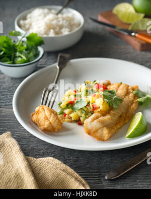 De délicieux poissons sautés avec salsa jalapeno ananas et lime. Banque D'Images