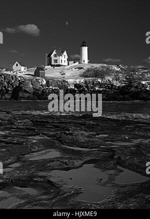 Cape Neddick Lighthouse Nubble, Rock en hiver, noir et blanc Banque D'Images