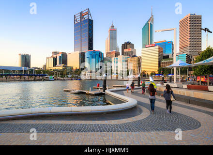 Promeneurs sur le long d'un sentier au bord de la Swan River à Elizabeth Quay. Banque D'Images