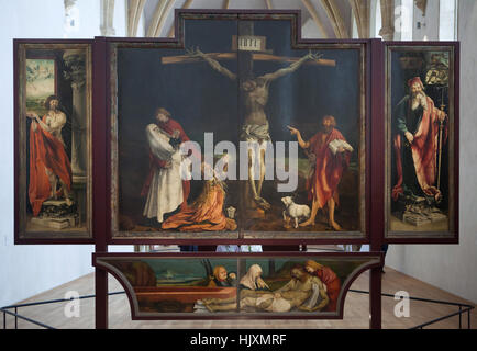 Retable d'Issenheim (1512-1516) peintre allemand par Matthias Grunewald sur l'affichage dans le musée d'Unterlinden (Musée Unterlinden) à Colmar, Alsace, France. Première Vision de la Crucifixion du retable d'Issenheim avec encadré par les martyr de Saint Sébastien sur la gauche, et par Saint Antoine le Grand sur la droite. Banque D'Images