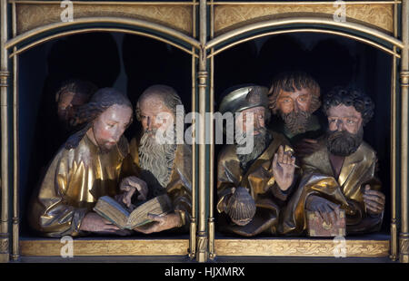 Six apôtres attribuée au sculpteur gothique tardif allemand Nikolaus Hagenauer. Des statues en bois de la prédelle du retable d'Issenheim affiché dans le musée d'Unterlinden (Musée Unterlinden) à Colmar, Alsace, France. Banque D'Images