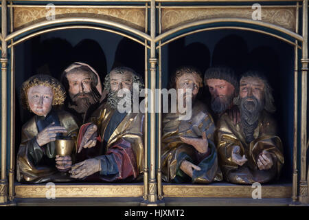 Six apôtres attribuée au sculpteur gothique tardif allemand Nikolaus Hagenauer. Des statues en bois de la prédelle du retable d'Issenheim affiché dans le musée d'Unterlinden (Musée Unterlinden) à Colmar, Alsace, France. Banque D'Images