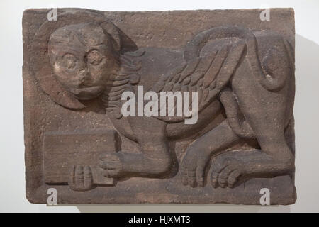 Lion ailé de Saint Marc. Capitale romane du xiie siècle de l'abbaye d'Alspach afficher dans le musée d'Unterlinden (Musée Unterlinden) à Colmar, Alsace, France. Banque D'Images