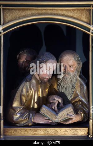 Trois apôtres attribuée au sculpteur gothique tardif allemand Nikolaus Hagenauer. Des statues en bois de la prédelle du retable d'Issenheim affiché dans le musée d'Unterlinden (Musée Unterlinden) à Colmar, Alsace, France. Banque D'Images