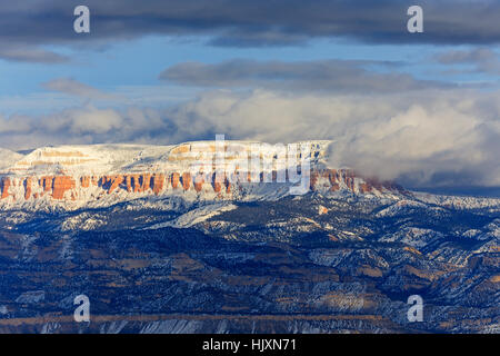 C'est une fin d'après-midi vue de la table Cliff Plateau dans la région de Dixie National Forest dans Garfield County, Utah, USA Banque D'Images