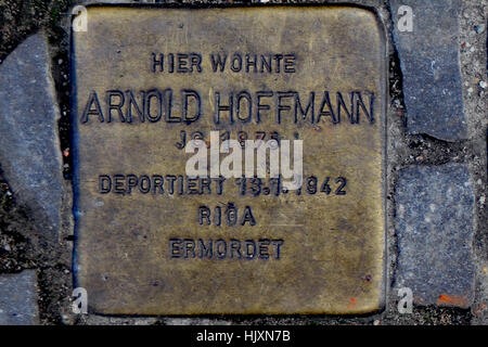 Stolperstein (pierre d'achoppement) dans les rues de Berlin (commémorant Arnold Hoffman) Banque D'Images