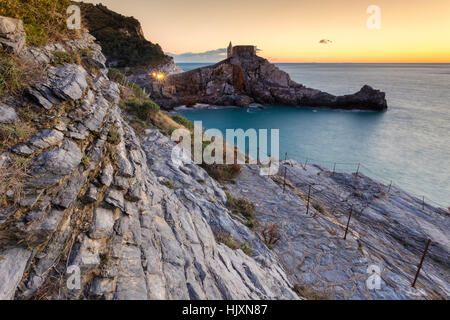 Promenade sur les rochers en face de San Pietro, Porto Venere, Ligurie, Italie. Banque D'Images