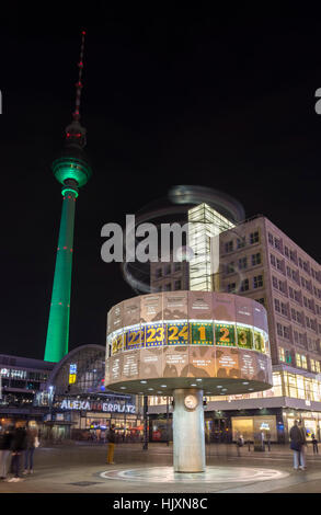 Urania Weltzeituhr réveil et la Fernsehturm dans Alexanderplataz, Berlin, Allemagne. Banque D'Images