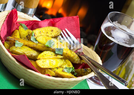 Végétarien/végétalien cuit épicé de Bombay les quartiers de pommes de terre servis dans un panier. Banque D'Images