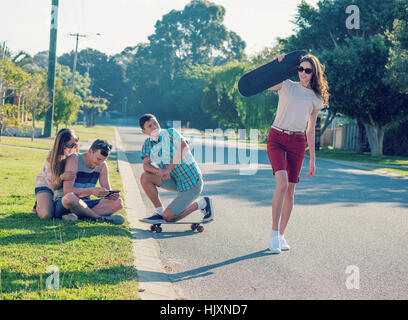 Groupe de jeunes de s'amuser ensemble à l'extérieur dans la lumière du soir avec retro vintage ancien style instagram tonique Banque D'Images