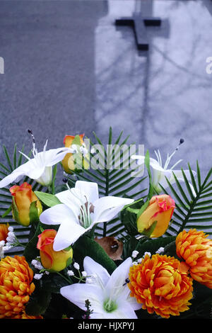 Gerbes de fleurs sur une pierre tombale. Banque D'Images