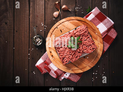 La viande hachée sur une table en bois rustique. Vue d'en haut Banque D'Images